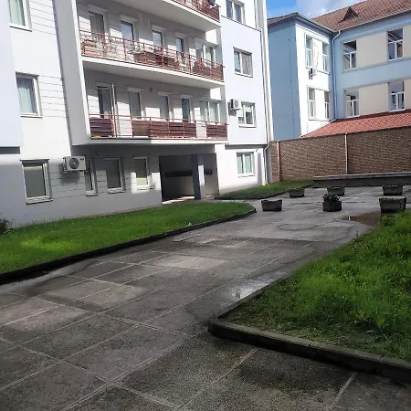 Lovely Near Center *