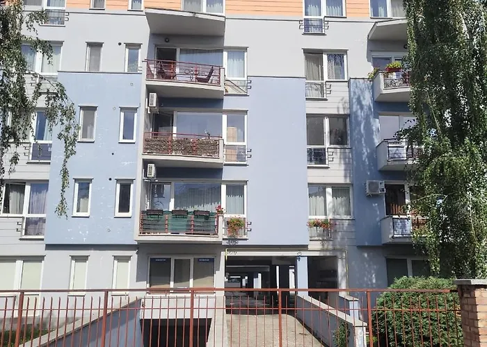 Apartment Lovely Near Center & Free Parking